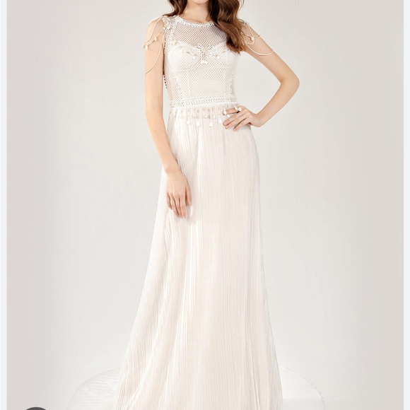 Soft, flowing knife pleated Boho bridal gown by Chic Nostalgia, size 2 NWT - Picture 2 of 10